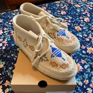 Toms Palmera Chukka yellow suede women’s moccasins. Size 8. New - never worn.